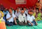 मराठा समाजाच्या ओरोस येथील लाक्षणिक उपोषणाला  आ.वैभव नाईक यांनी उपस्थित राहून दर्शविला पाठींबा  वेताळबांबर्डे येथील मराठा समाजाच्या उपोषणात झाले सहभागी.