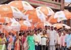 विशाल परब यांच्या माध्यमातून वेंगुर्ल्यातील भाजीपाला व्यवसायिकांना छत्री वाटप.