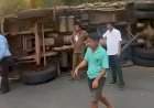 आंबोली मार्गावर दाणोली येथे मालवाहतूक ट्रक पलटी
