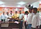 एसटी कर्मचाऱ्याच्या सतर्कतेने चोरी टळली,भाजपाने केला सत्कार