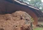 कुडाळ-वालावल येथे डोंगरातील भला मोठा दगड कोसळून घराचे नुकसान