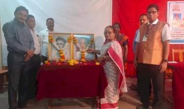 कणकवली महाविद्यालय येथे लोकमान्य टिळक यांची पुण्यतिथी व लोकशाहीर अण्णा भाऊ साठे यांची जयंती साजरी.