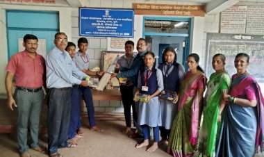 सेवानिवृत्त क्रीडा शिक्षक अनिल गोवेकर यांचेकडून उभादांडा न्यू इंग्लिश स्कूलला क्रीडा साहित्य प्रदान.