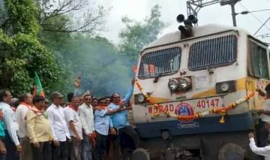 नांदगाव रेल्वे स्थानकात तुतारी एक्स्प्रेसचे भाजपकडून जंगी स्वागत.