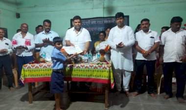 स्वातंत्र्यदिनानिमित्त शिवसेना घावनळे आणि मांडकुलीच्या वतीने विद्यार्थी गुणगौरव व सत्कार समारंभ उत्साहात संपन्न.  आमदार वैभव नाईक यांची कार्यक्रमांना प्रमुख उपस्थिती.