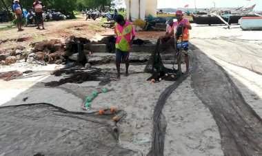 वेंगुर्ला येथील पारंपारिक मच्छीमारांची जाळी खडकामध्ये अडकून मोठे नुकसान.