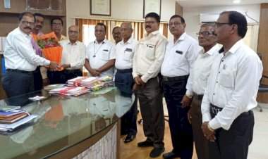 सैनिक पतसंस्थेच्या संचालक मंडळाने घेतली नूतन जिल्हाधिकारी यांची सदिच्छा भेट.