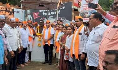 जालना जिल्ह्यात मराठा समाज उपोषणकर्त्यांवर पोलिसांनी केलेल्या लाठीचार्जचा कणकवलीत निषेध.  छत्रपती शिवाजी चौकातील छत्रपतींच्या पुतळ्यास हार घालून मोर्चाला सुरुवात.