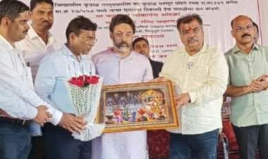 कार्यकारी अभियंता अजयकुमार सर्वगोडे यांचा पालकमंत्र्यांकडून सत्कार.