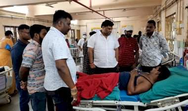 एसटीखाली सापडून जखमी झालेले चालक प्रकाश पवार यांची आ. वैभव नाईक यांनी रुग्णालयात केली विचारपूस.