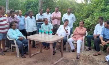 माजी आमदार तथा माजी भाजप जिल्हाध्यक्ष राजन तेली यांची वेळागर प्रश्नी भूमीपुत्रांना भेट.