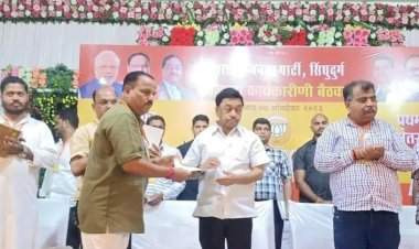 भाजपा जिल्हा कार्यकारिणी बैठकीत जिल्हा उपाध्यक्ष प्रसंन्ना उर्फ बाळु देसाई यांना केंद्रीय मंत्री नारायण राणे यांच्या हस्ते नियुक्तीपत्र प्रदान.