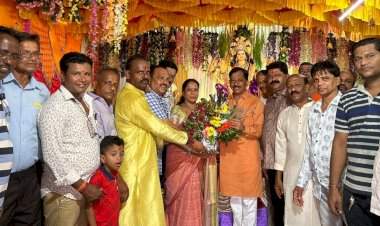 मातोश्री कला क्रीडा मंडळ दाभोलीनाका नवदुर्गेचे भाजपा नेते माजी आमदार राजन तेली यांच्या हस्ते सपत्नीक पुजन.