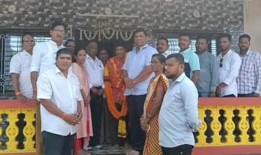 ज्येष्ठ दशावतारी कलाकार यशवंत तेंडोलकर यांना राज्य सांस्कृतिक पुरस्कार जाहीर झाल्याबद्दल आ. वैभव नाईक यांनी केला सत्कार.