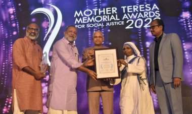 राज्यपालांच्या हस्ते सील आश्रम संस्थेचे संस्थापक के.एम.फिलिप यांना यावर्षीचा मदर टेरेसा स्मृती पुरस्कार प्रदान.