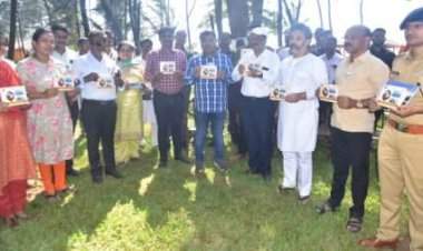 पालकमंत्री रवींद्र चव्हाण यांच्या हस्ते माहिती पुस्तिकेचे प्रकाशन.