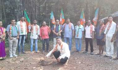 वेंगुर्ला तालुक्यात खा. विनायक राऊत यांच्या हस्ते टेलिफोन टाॅवर भूमिपूजना पुर्वी सर्व ठिकाणी भाजपाच्या वतीने भूमिपूजन.    केंद्रीय मंत्री नारायणराव राणे यांच्या प्रयत्नातून वेंगुर्ला तालुक्यात २२ टाॅवर मंजूर झाल्यावर फुकाचे श्रेय घेण्यासाठीच खा. विनायक राऊत यांची धडपड ;  भाजपाचा आरोप.