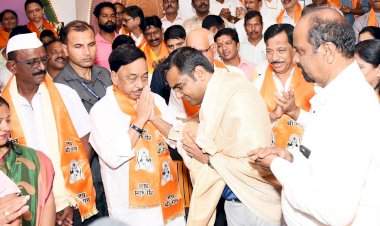 केंद्रीय मंत्री नारायण राणे यांच्या हस्ते वेंगुर्ला मुख्याधिकारी यांचा सन्मान.