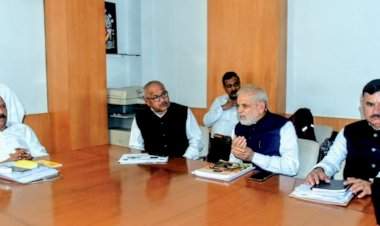 आदिवासी शेतकऱ्यांना मधुमक्षिका पालनासाठी प्रशिक्षणाचा प्रस्ताव तयार करावा : मंत्री डॉ. विजयकुमार गावित.