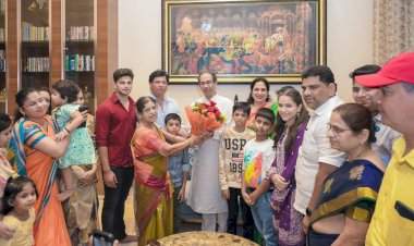 शिवसेना पक्षप्रमुख उद्धव ठाकरे व रश्मी ठाकरे यांचे नाईक कुटुंबियांनी केले स्वागत.