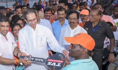 उद्धव ठाकरे यांच्या हस्ते कुडाळ आणि मालवण मधील २५ दिव्यांग बांधवांना मोफत चारचाकी स्कुटरचे वाटप.  आ.वैभव नाईक यांच्या सातत्यपूर्ण उपक्रमाचे उद्धव ठाकरे यांनी केले कौतुक.