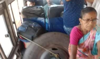 वेंगुर्ला - पणजी एसटीत स्टेपनी चाक चक्क प्रवाशांच्या सीटवर.  वेंगुर्ला आगाराचा अजब कारभार.