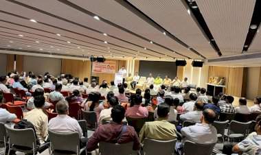 उद्धव ठाकरे यांना पुन्हा मुख्यमंत्री करण्याचा चाकरमान्यांचा निर्धार.  मुंबई शिवसेना भवन येथे कुडाळ मालवण वासिय चाकरमान्यांच्या मेळाव्याला मोठा प्रतिसाद.