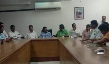 सिंधुदुर्ग जिल्ह्यात काँग्रेस - ठाकरे शिवसेनेची अभेद्य आघाडी.  ओरोस येथे काँग्रेस व शिवसेना पदाधिकाऱ्यांची बैठक संपन्न.