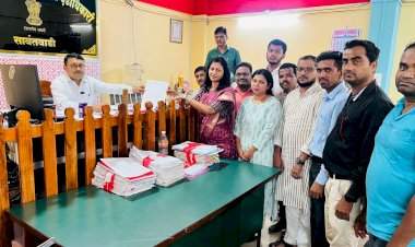 नैसर्गिक आपत्तीग्रस्त शेतकरी आणि व्यापारी यांना तात्काळ नुकसान भरपाई द्यावी.  अर्चना घारे-परब यांची तहसीलदारांकडे निवेदनाद्वारे मागणी.