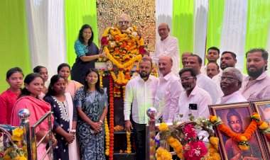 सावंतवाडी येथे महाविकास आघाडीच्या वतीने डॉ. बाबासाहेब आंबेडकर यांना अभिवादन.