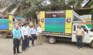 मतदान जनजागृतीच्‍या एलएईडी रथास जिल्हाधिकाऱ्यांच्या हस्‍ते हिरवा झेंडा.  जिल्हाभर करणार जनजागृती.