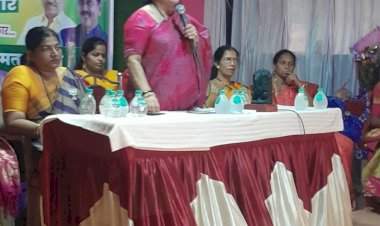 सिंधुदुर्ग जिल्ह्याच्या विकासासाठी नारायण राणे यांना संधी द्या : निलम राणे.  वेंगुर्ला तालुक्यातील परुळे येथे प्रचाराचा शुभारंभ.