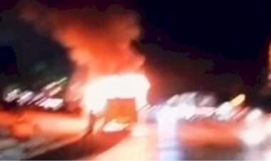 पुण्यातील पिरंगुट घाटात धावत्या बसला भीषण आग; गाडीचे मोठे नुकसान.  चालकाच्या प्रसंगावधानामुळे सर्व प्रवाशी सुखरूप.