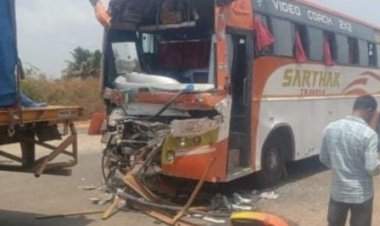 बांदा येथे मालवाहू ट्रकची खाजगी बसला धडक; चौघे जखमी.