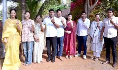 आ.वैभव नाईक यांनी कुटूंबासमवेत बजावला मतदानाचा हक्क.