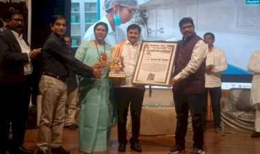 चिपळूणमधील वाशिष्ठी मिल्क अ‍ॅण्ड मिल्क प्रॉडक्ट्स प्रा.लि. चा सन्मान.  वाशिष्ठी डेअरीचे चेअरमन प्रशांत यादव आणि मुख्य प्रवर्तक सौ.स्वप्ना यादव यांनी स्वीकारला सन्मान.