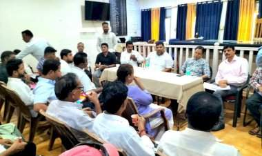 महसूल विभागाच्या रेंगाळलेल्या कामाबाबत आ.वैभव नाईक यांनी कुडाळ तहसीलदार यांना सुनावले खडेबोल.