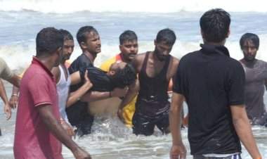 गणपतीपुळे समुद्रात सोलापूरातील चार तरूण बुडाले; एकाचा मृत्यू; तिघांना वाचवण्यात यश.