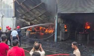 पिंपरी-चिंचवडमध्ये अग्नितांडव; कुदळवाडीत ३ कंपन्या जळून खाक; अग्निशमन दल घटनास्थळी दाखल.