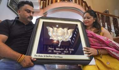 जम्मू काश्मीर मधील एका सुवर्णकाराने मोदींसाठी तयार केले चक्क ३ किलो चे चांदीचे कमळ.