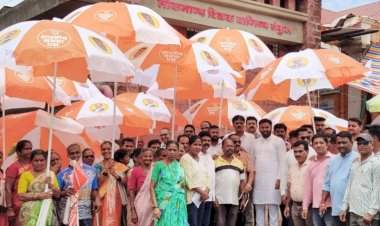 विशाल परब यांच्या माध्यमातून वेंगुर्ल्यातील भाजीपाला व्यवसायिकांना छत्री वाटप.