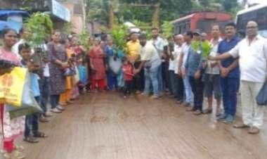 युवासेना प्रमुख आदित्य ठाकरे यांच्या वाढदिवसानिमित्त मालवण येथे रोप वाटप कार्यक्रम संपन्न.