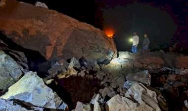 अनुस्कुरा घाटात दरड कोसळली; कोल्हापूरकडे जाणारी वाहतूक आंबा घाटमार्गे वळवली.