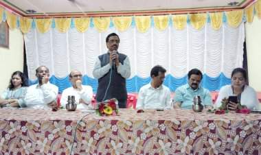 कार्यकर्त्यांनी पराभवाने खचून न जाता महाविकास आघाडीच्या माध्यमातून नागरिकांच्या समस्या सोडवण्याचा प्रयत्न करा : विनायक राऊत.  वेंगुर्ला येथे माजी खासदार राऊत यांचे प्रतिपादन.