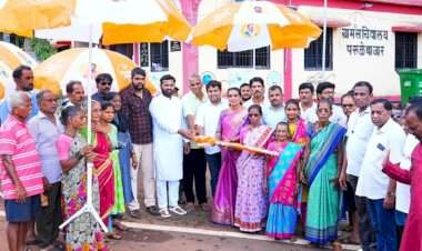 विशाल परब यांच्या माध्यमातून परुळेबाजार व म्हापण येथे भाजीपाला व्यवसायिकांना छत्री वाटप.