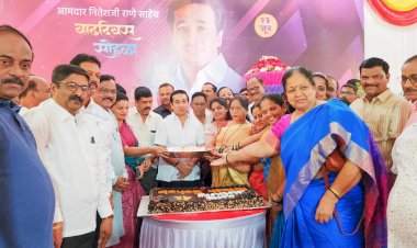 कणकवली येथील ओम गणेश निवासस्थानी आमदार नितेश राणे यांचा वाढदिवस मोठ्या उत्साहात साजरा.  हजारो कार्यकर्त्यांची उपस्थिती; विविध क्षेत्रातील मान्यवरांनी दिल्या शुभेच्छा.