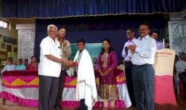 मालवण जेटी येथे बुडणाऱ्या पर्यटकांचा वाचविला जीव; हर्ष कुबलच्या धाडसाचे कौतुक.   शेठ.म.ग.हायस्कूलचा विद्यार्थी असल्याने प्रशालेच्या वतीने केला गौरव.