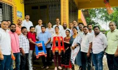 आमदार नितेश राणे यांच्या वाढदिवसानिमित्त जावेद खतीब यांच्याकडून बांदा प्राथमिक आरोग्य केंद्रात टेबल वाटप.