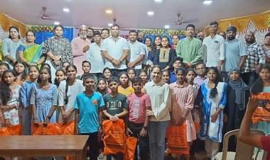 दहावी, बारावी प्रमाणेच स्पर्धा परीक्षांमध्ये यश मिळविण्यासाठी आतापासूनच मेहनत घ्या : आ.वैभव नाईक.  आ.वैभव नाईक व युवासेना मालवणच्या वतीने तालुक्यातील गुणवंत विद्यार्थ्यांचा गुणगौरव सोहळा उत्साहात संपन्न.