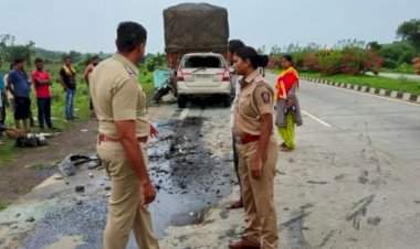यवतमाळमध्ये कार-ट्रकचा भीषण अपघात; ४ जणांचा जागीच मृत्यू.